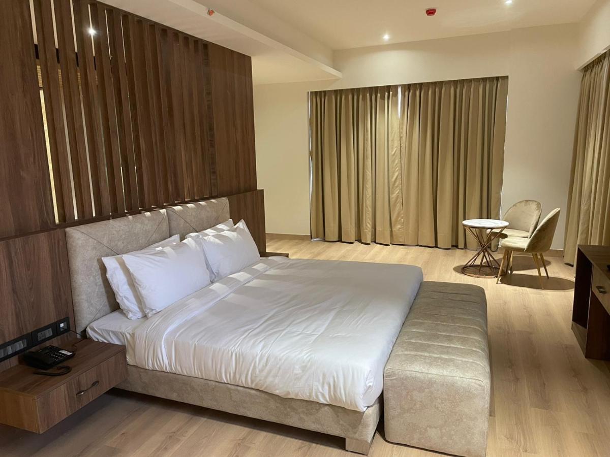 Dayal Gateway Hotel ลัคเนา ภายนอก รูปภาพ