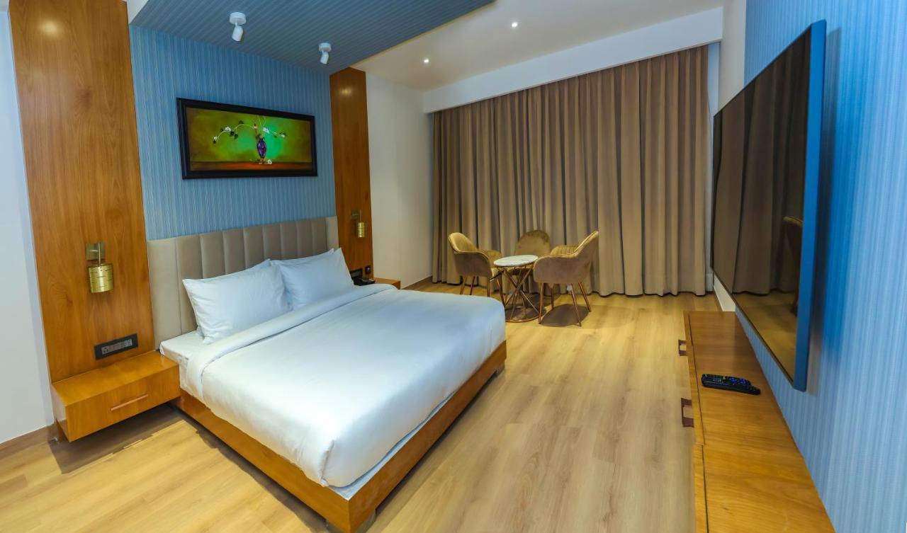 Dayal Gateway Hotel ลัคเนา ภายนอก รูปภาพ