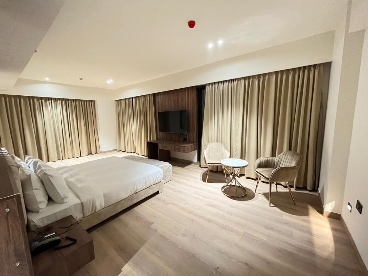 Dayal Gateway Hotel ลัคเนา ภายนอก รูปภาพ