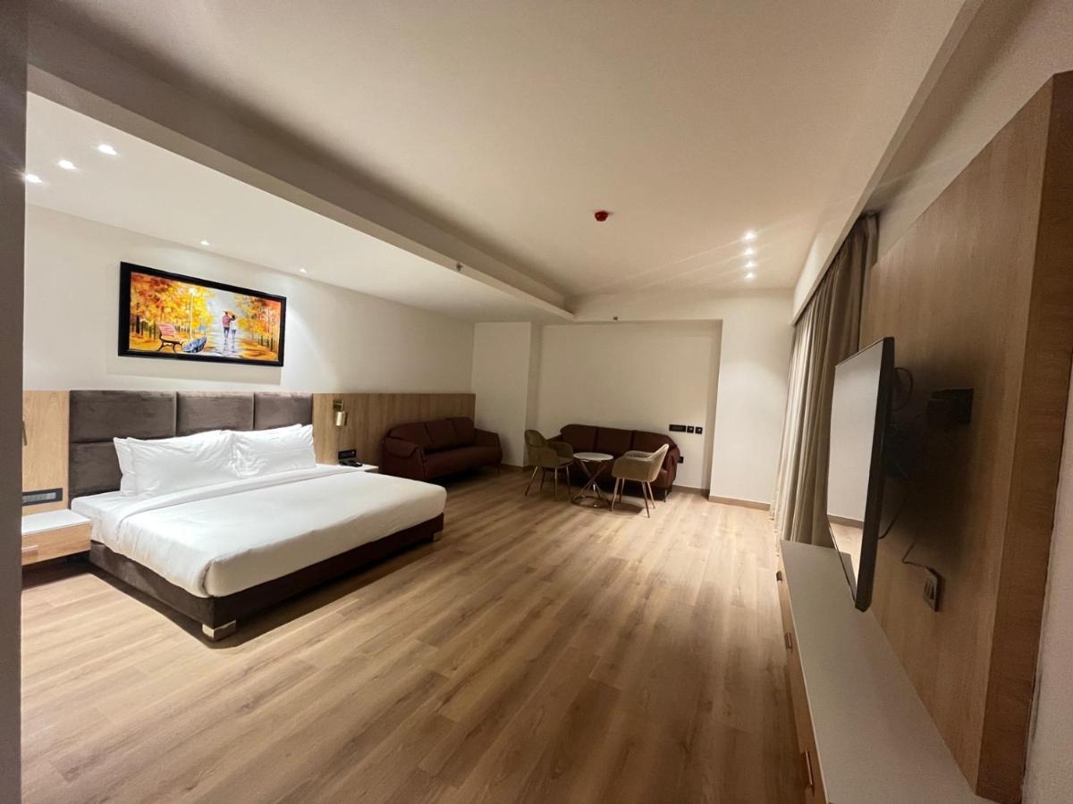 Dayal Gateway Hotel ลัคเนา ภายนอก รูปภาพ